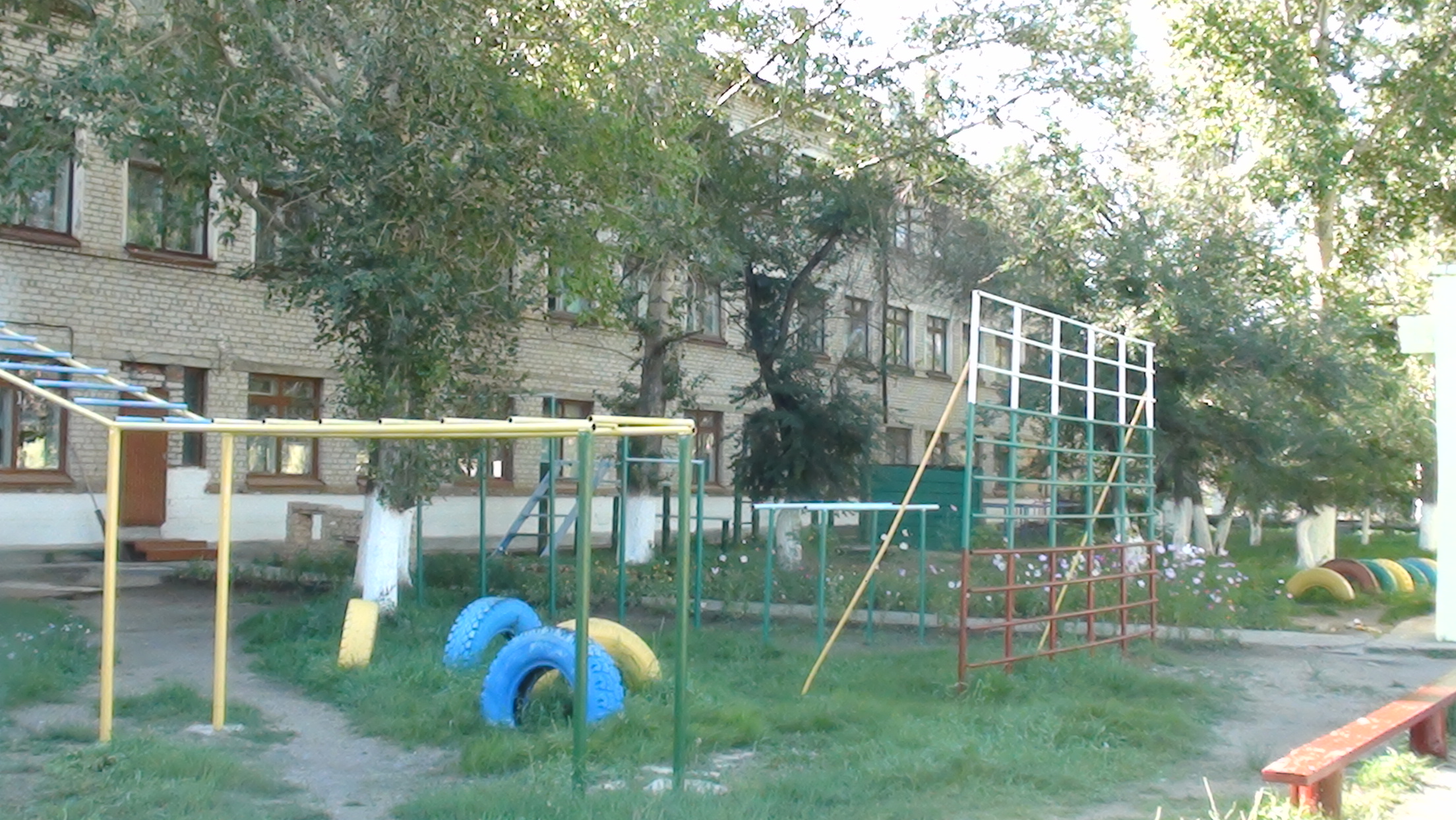 Задний двор школы